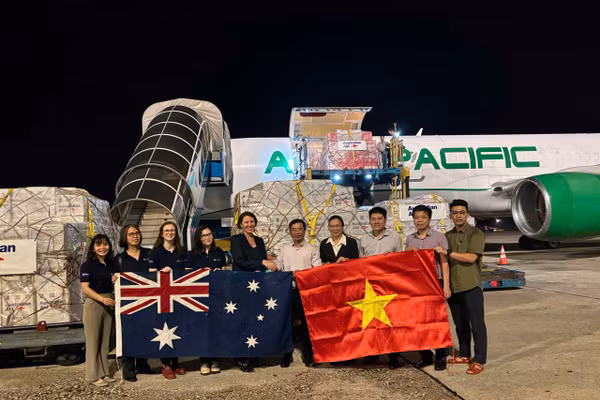 Tiếp nhận hàng viện trợ quốc tế khẩn cấp của Australia cho người dân Bắc Ninh