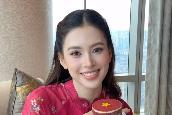 Hoa hậu Tiểu Vy, Thanh Thủy ghi điểm với hành động nhỏ mừng đại lễ A80