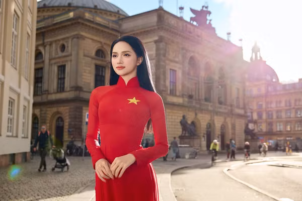 Hương Giang ghi điểm với áo dài truyền thống trước thềm Miss Universe 2025