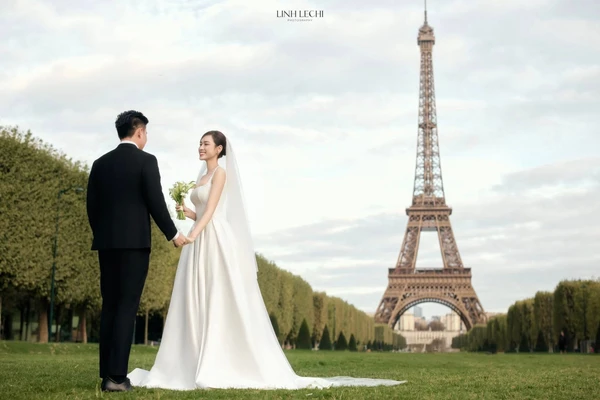 Hoa hậu Đỗ Thị Hà tung ảnh cưới lãng mạn bên trời Âu khiến fan ngỡ ngàng