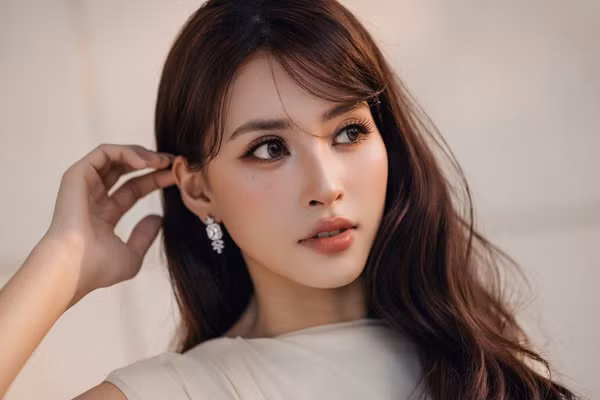 Ngắm nhan sắc 'vạn người mê' của Hoa hậu Tiểu Vy sau gần 8 năm đội vương miện