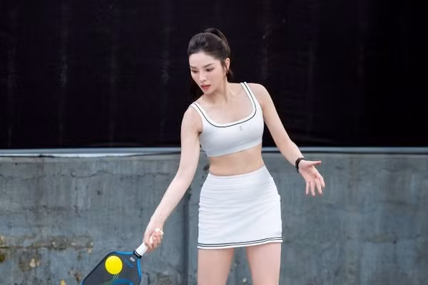 Kỳ Duyên ghi điểm với trang phục pickleball hiện đại, tôn lên vóc dáng thon thả