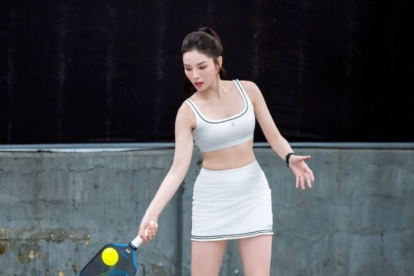 Kỳ Duyên ghi điểm với trang phục pickleball hiện đại, tôn lên vóc dáng thon thả