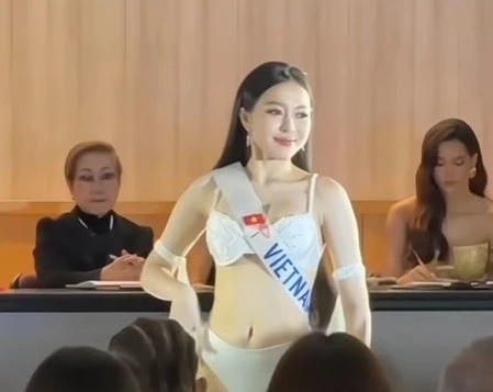 Hoa hậu Kiều Duy khoe dáng nóng bỏng với bikini tại Miss International