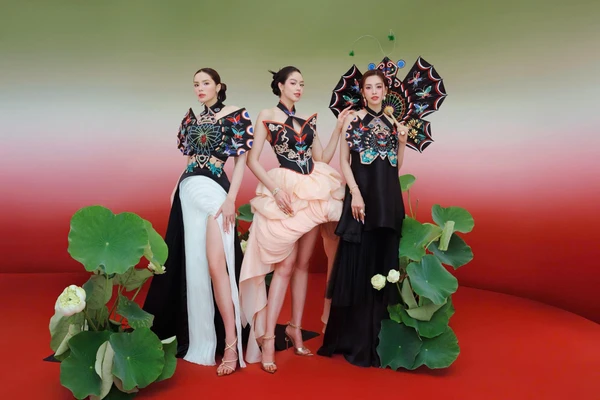 Thanh Thủy kiêu sa, sánh vai cùng Tiểu Vy trong bộ ảnh mang ý nghĩa đặc biệt 