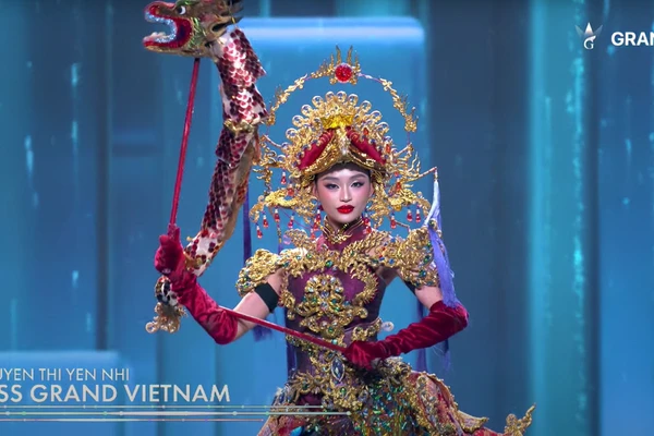 Yến Nhi trình diễn trang phục dân tộc nặng 30kg tại Miss Grand International