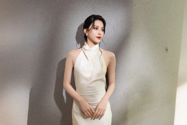 Học Hoa hậu Tiểu Vy cách biến trang phục trắng thành điểm nhấn thời trang