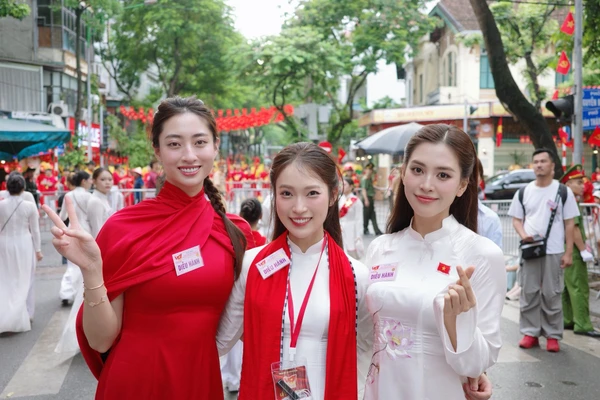 Ngắm loạt áo dài tuyệt đẹp mừng đại lễ của các nàng hậu Việt 