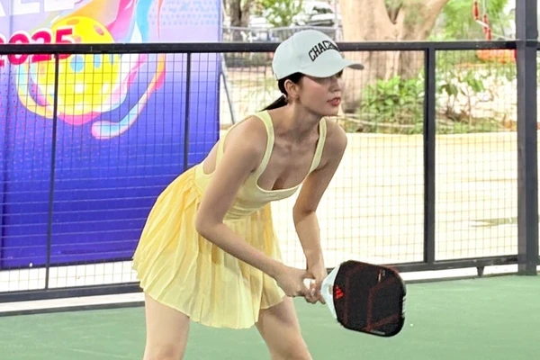 Ngọc Trinh tự tin trên sân pickeball