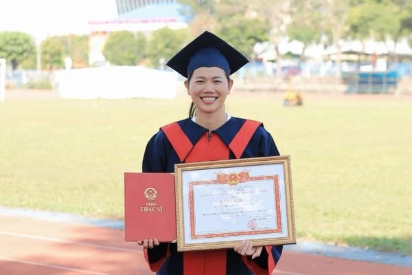 Kình ngư Ánh Viên khoe bằng thạc sĩ cùng dòng trạng thái hài hước gây chú ý