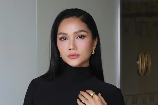 H'Hen Niê 'tái xuất' rạng rỡ, vóc dáng thon thả chỉ sau gần 3 tháng làm 'mẹ bỉm'