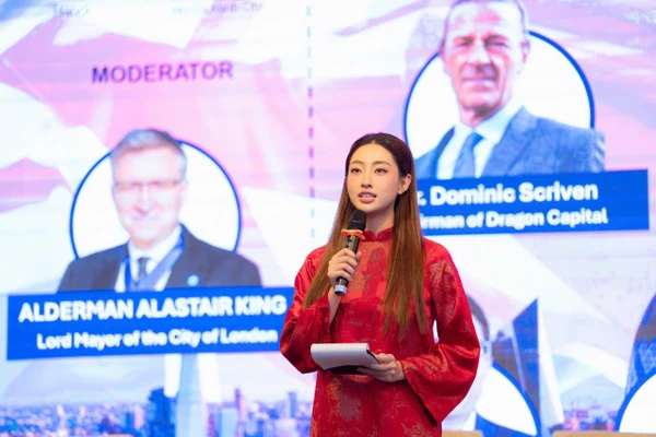 Hoa hậu Lương Thùy Linh khẳng định bản lĩnh trong vai trò MC hội nghị quốc tế