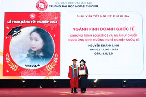 PGS Bùi Anh Tuấn - Hiệu trưởng Trường ĐH Ngoại thương khen thưởng cho thủ khoa khóa học.