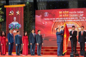 Trường Đại học KHXH&NV - ĐHQG Hà Nội đón nhận Huân chương Lao động hạng Nhất.