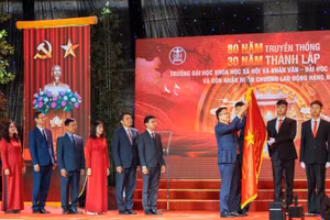 Trường Đại học KHXH&NV - ĐHQG Hà Nội đón nhận Huân chương Lao động hạng Nhất.