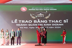 Trường Đại học Ngoại thương trao bằng tốt nghiệp cho các tân tiến sĩ, thạc sĩ.