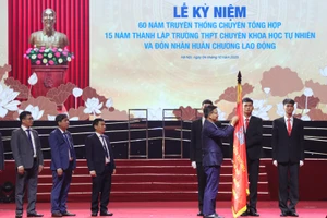 Phó Thủ tướng gắn Huân chương Lao động lên Lá cờ truyền thống của Trường THPT Chuyên Khoa học Tự nhiên.