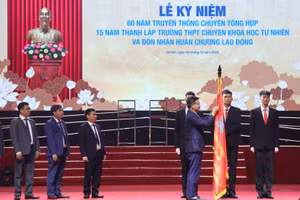 Phó Thủ tướng gắn Huân chương Lao động lên Lá cờ truyền thống của Trường THPT Chuyên Khoa học Tự nhiên.