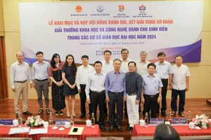 Hội đồng đánh giá xét Giải thưởng KHCN dành cho sinh viên năm 2024.