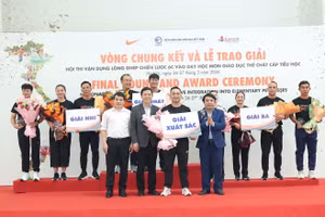 Đại diện Bộ GD&ĐT và Viện KHGD Việt Nam trao giải cho các đội.