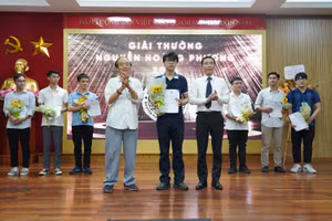 Trao Giải thưởng Nguyễn Hoàng Phương và gặp mặt tân sinh viên Khoa Vật lý.