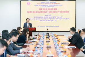 GS.TS Hoàng Anh Tuấn, Hiệu trưởng Trường ĐH KHXH&NV phát biểu tại tọa đàm.