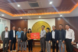 Giám đốc ĐHQGHN Hoàng Minh Sơn trao số tiền hỗ trợ đồng bào vùng lũ Đắk Lắk.