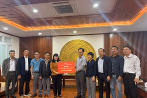 Giám đốc ĐHQGHN Hoàng Minh Sơn trao số tiền hỗ trợ đồng bào vùng lũ Đắk Lắk.