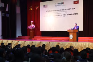 Đại sứ Marc Knapper phát biểu.