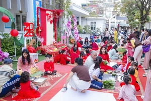 Phụ huynh và giáo viên cùng vui Tết cổ truyền với trẻ mầm non.