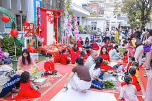 Phụ huynh và giáo viên cùng vui Tết cổ truyền với trẻ mầm non.