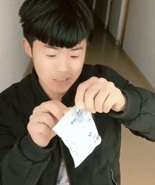 Đừng vội vui mừng khi đứa cùng phòng bất ngờ tốt với bạn.