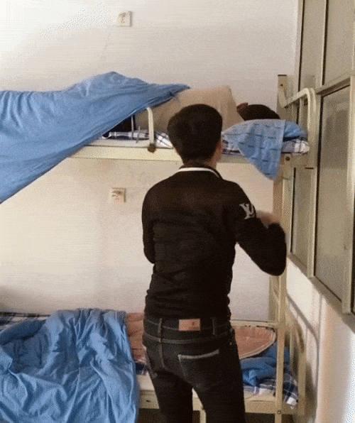 Khốn khổ với mấy đứa bạn cùng phòng ký túc.