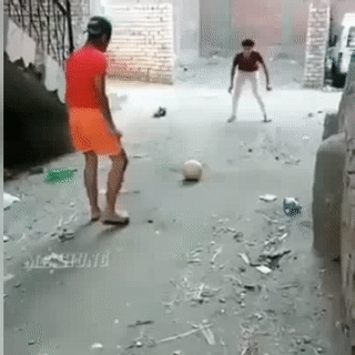 Nhìn cho kỹ anh đá nhé. Nhìn cho kỹ anh đá nhé.