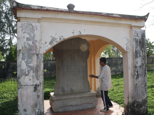 Tấm bia Vua Tự Đức ghi tạc công đức của ông ngoại mình là Thượng thư Phạm Đăng Hưng. Tấm bia Vua Tự Đức ghi tạc công đức của ông ngoại mình là Thượng thư Phạm Đăng Hưng.