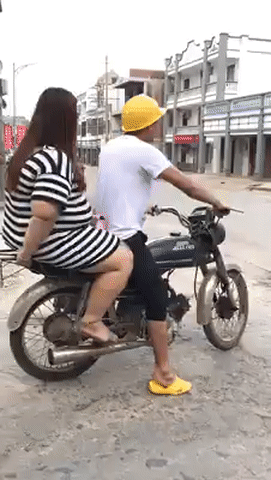 Hỏng hết vỉa hè rồi.