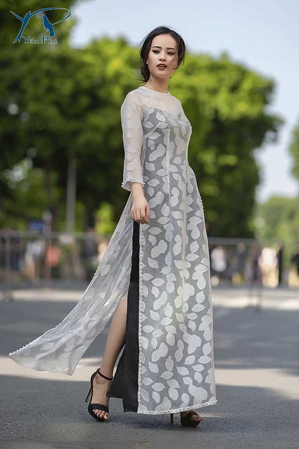 Áo dài bay bổng trên chất liệu voan