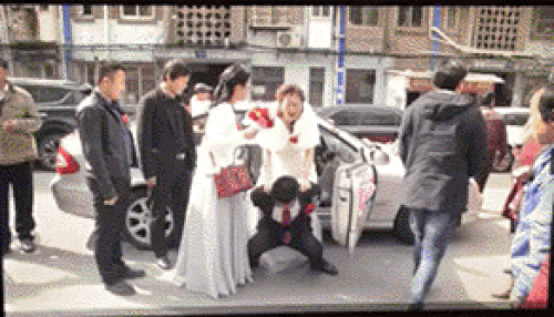 Dạy vợ từ thuở bơ vơ mới về.