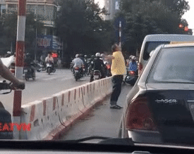 Cách thư giãn khi chờ đèn đỏ Cách thư giãn khi chờ đèn đỏ