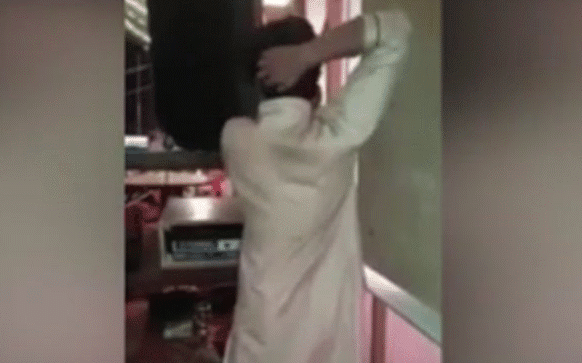 Xem màn vặn cổ 180 độ từ trước ra sau, ai cũng thấy hơi thốn ảnh 1