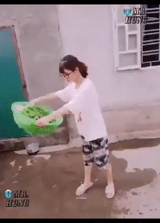 Chỉ là vẩy rau thôi mà...