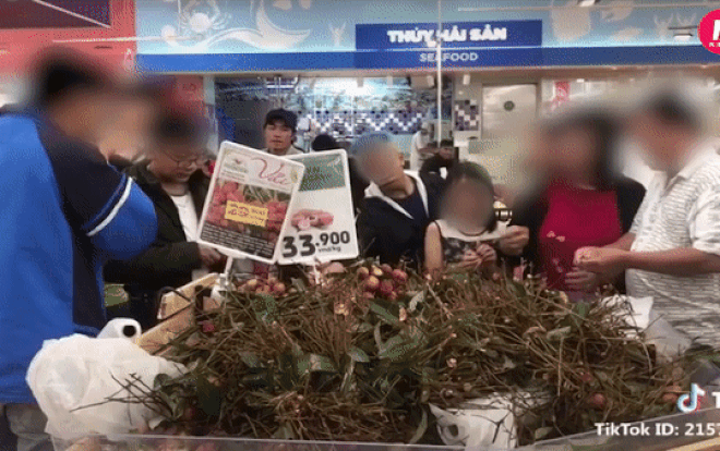 Vào siêu thị, xé tan chùm vải ăn luôn ngay trước biển Vào siêu thị, xé tan chùm vải ăn luôn ngay trước biển