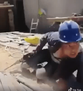 Trưa nay anh đã bị cắt cơm.