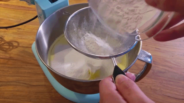 Làm bánh bông lan mật ong bằng nồi cơm điện - Ảnh 5. Làm bánh bông lan mật ong bằng nồi cơm điện - Ảnh 5.