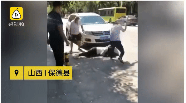 Người chồng đánh vợ không thương tiếc giữa đường.