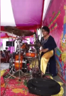 Khi cưới mà có mẹ là nghệ sĩ.