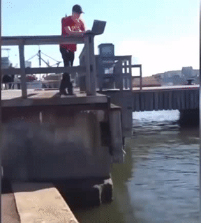 Hết chỗ đứng rồi sao.