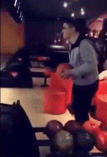 Cú ném thủng nhiều thứ.