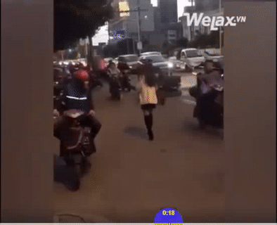 Không dám nhìn vào đôi mắt ấy Không dám nhìn vào đôi mắt ấy