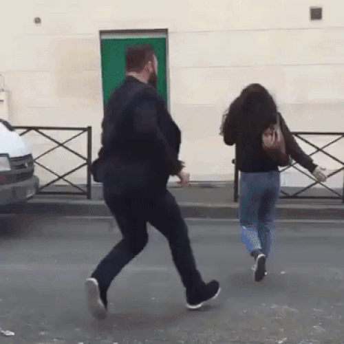 Ăn tát vì trót làm anh hùng cứu mỹ nhân. Ăn tát vì trót làm anh hùng cứu mỹ nhân.